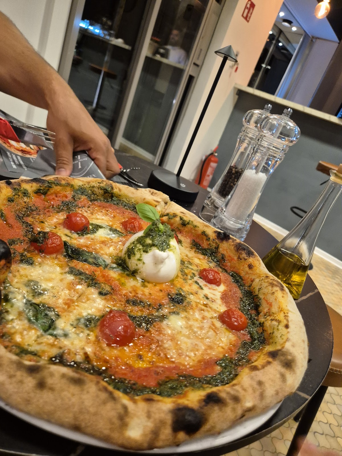 450°C Steinofen mit lodernder Flamme bei Farina Felice Kiel